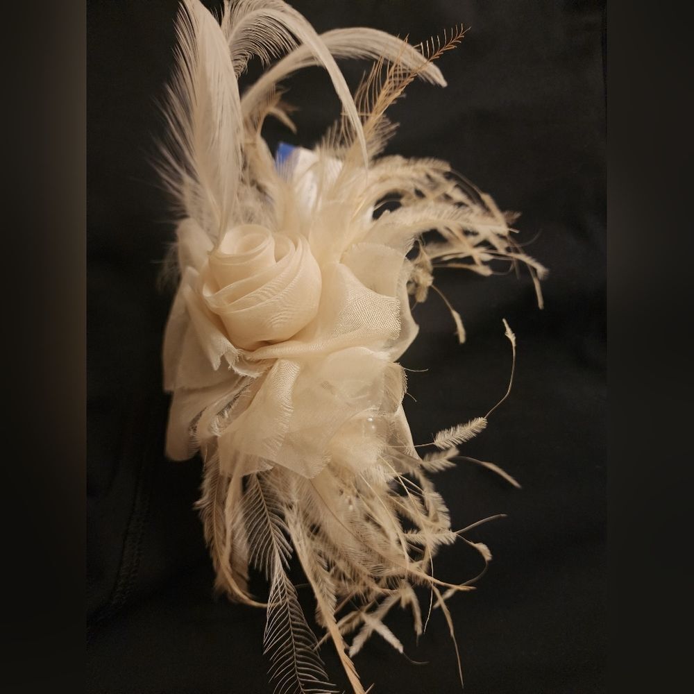 NWT Here comes the bride hair piece Biege Honey Cream Silver Hair Comb